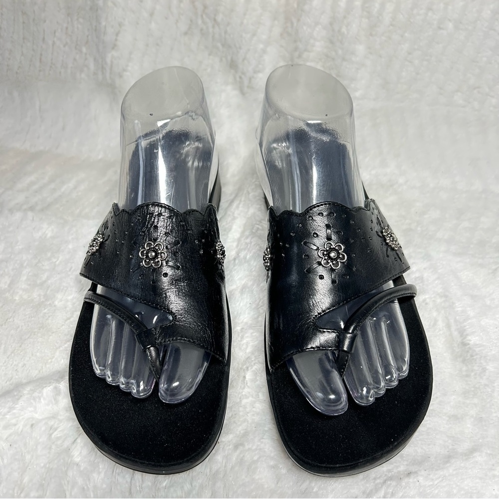 BareTraps OVERALL Cut Out Leather Sandals Silver Metal Flowers Thong Style NWOT